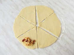 Булочки-рогалики из дрожжевого теста с яблоками