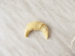 Булочки-рогалики из дрожжевого теста с яблоками