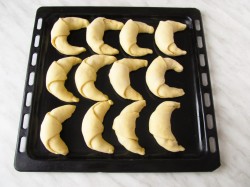 Булочки-рогалики из дрожжевого теста с яблоками