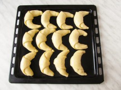 Булочки-рогалики из дрожжевого теста с яблоками