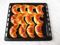 Булочки-рогалики из дрожжевого теста с яблоками