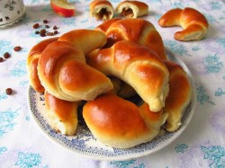 Булочки-рогалики из дрожжевого теста с яблоками