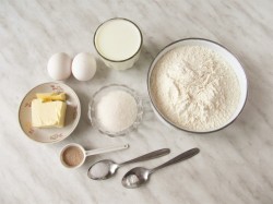 Булочки-рогалики из дрожжевого теста с яблоками