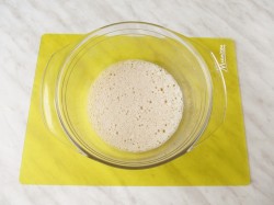 Булочки-рогалики из дрожжевого теста с яблоками