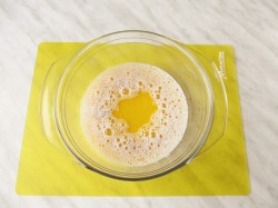 Булочки-рогалики из дрожжевого теста с яблоками