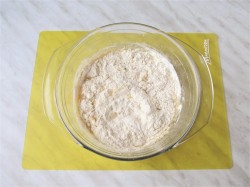 Булочки-рогалики из дрожжевого теста с яблоками