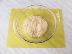 Булочки-рогалики из дрожжевого теста с яблоками