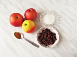 Булочки-рогалики из дрожжевого теста с яблоками