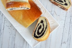 Сдобный рулет с маком