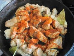 название картинки Квашеная капуста со свининой тушеная