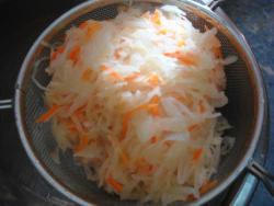 название картинки Квашеная капуста со свининой тушеная