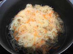 название картинки Квашеная капуста со свининой тушеная