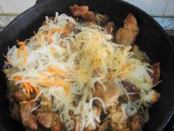 название картинки Квашеная капуста со свининой тушеная