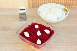 Селедка под шубой с яблоком - шаг 13