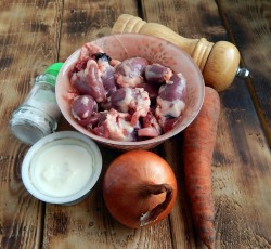 Куриные сердечки тушеные в сметане на сковороде