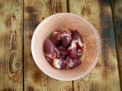 Куриные сердечки тушеные в сметане на сковороде