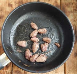 Куриные сердечки тушеные в сметане на сковороде