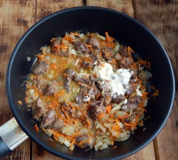 Куриные сердечки тушеные в сметане на сковороде