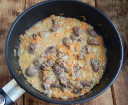 Куриные сердечки тушеные в сметане на сковороде