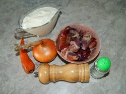 название картинки Куриные сердечки в сметане на сковороде