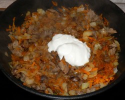 название картинки Куриные сердечки в сметане на сковороде