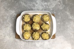 Шампиньоны фаршированные курицей и сыром в духовке