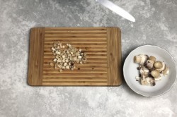 Шампиньоны фаршированные курицей и сыром в духовке