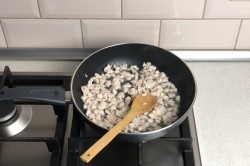 Шампиньоны фаршированные курицей и сыром в духовке