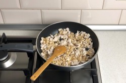 Шампиньоны фаршированные курицей и сыром в духовке