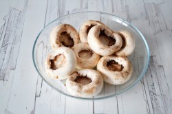 название картинки Шампиньоны фаршированные сулугуни