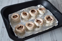 название картинки Шампиньоны фаршированные сулугуни