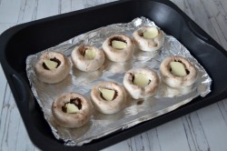 название картинки Шампиньоны фаршированные сулугуни