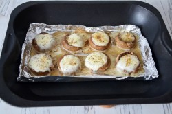 название картинки Шампиньоны фаршированные сулугуни