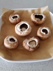 Шампиньоны с сыром с голубой плесенью