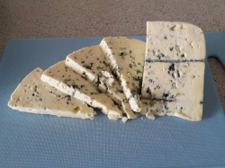 Шампиньоны с сыром с голубой плесенью