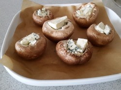 Шампиньоны с сыром с голубой плесенью