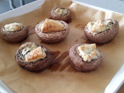 Шампиньоны с сыром с голубой плесенью