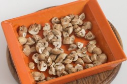 Шампиньоны в сметане в духовке