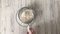 название картинки Шарлотка классическая с яблоками в духовке пышная