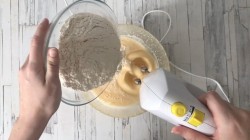 название картинки Шарлотка классическая с яблоками в духовке пышная