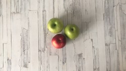 название картинки Шарлотка классическая с яблоками в духовке пышная