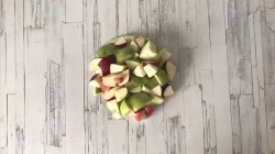 название картинки Шарлотка классическая с яблоками в духовке пышная