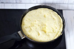 название картинки Шарлотка на сковороде с яблоками