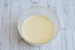 название картинки Шарлотка на сковороде с яблоками