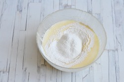 название картинки Шарлотка на сковороде с яблоками