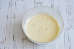 название картинки Шарлотка на сковороде с яблоками