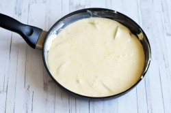 название картинки Шарлотка на сковороде с яблоками