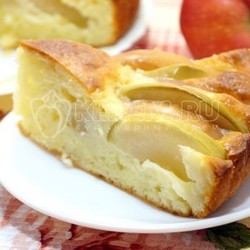 Шарлотка с творогом и яблоками