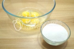 Шарлотка с творогом и яблоками