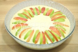 Шарлотка с творогом и яблоками